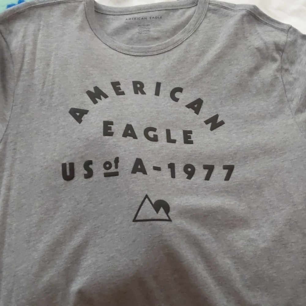 American Eagle T shirt